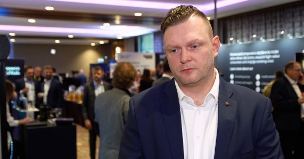 Innowacje w e-commerce z kategorii przewagi przechodzą dziś do kategorii konieczności. Retail media, czyli reklama w miejscu zakupu, dojrzewa do roli nowego źródła przychodów właścicieli sklepów i platform sprzedażowych, marketplace’y przyspieszają rozwój wyspecjalizowanych platform oferujących jedną kategorię produktów, a sztuczna inteligencja coraz mocniej wspiera zarówno operacje, jak i kontakt z klientem. Równolegle rośnie jednak presja na bezpieczeństwo, bo automatyzacja i AI zwiększają możliwości po stronie atakujących.